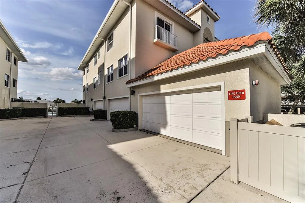3 bed, 3.0 bath, 2400 sqft, $4,950 — Photo 4