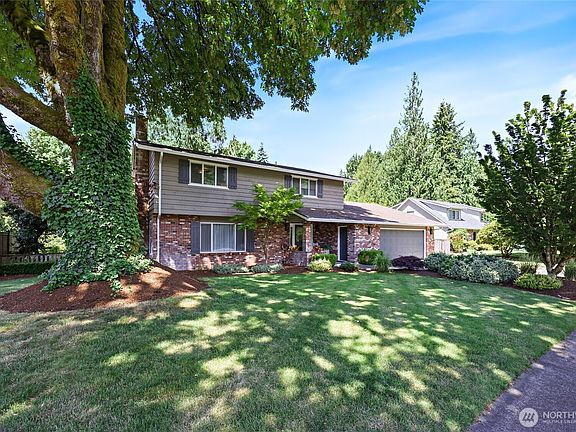 2nd image of 2725 Raintree Court SE
