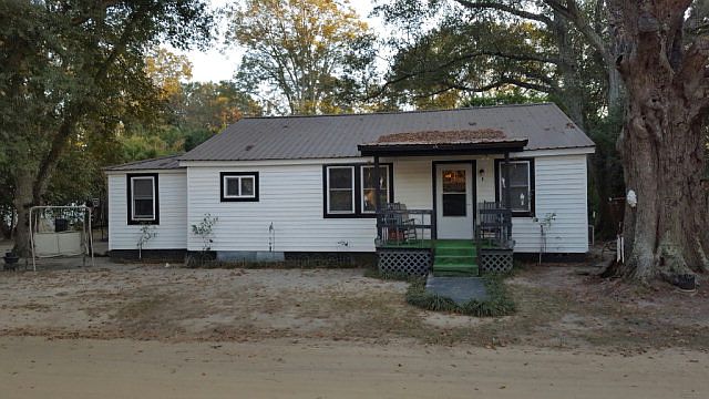 1st image of 8 Twin Oaks Dr