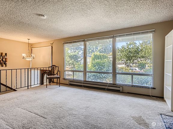 Split level entry makes for convenient joined or separate entrance opportunities to the 2 different living spaces. >