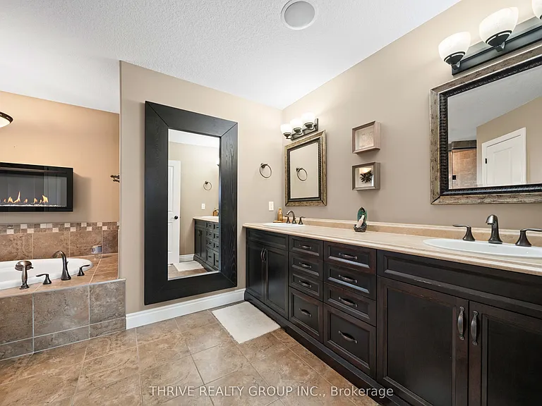 12 Ashwood Cres — Photo 21
