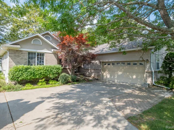 274 Hyatt Ln, Linden, MI 48451