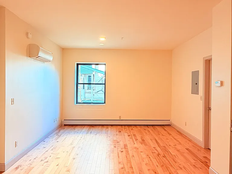 191 College St #208 — Photo 5