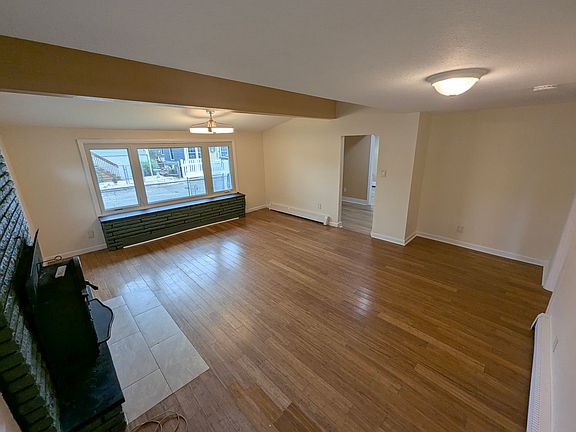 2nd image of 24 Seaside Pl #1