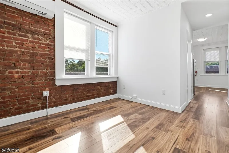 1 bed, 1.0 bath, $2,100 — Photo 4