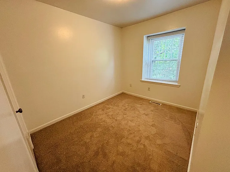 103 Huntington Ln — Photo 17
