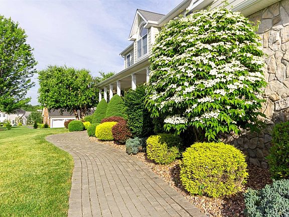 3rd image of 40 Oakbrook Ln