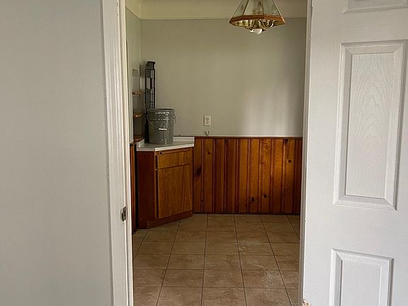 5th image of 21004 Syracuse Ave
