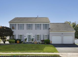 24 Dickinson Rd, Kendall Park, NJ 08824