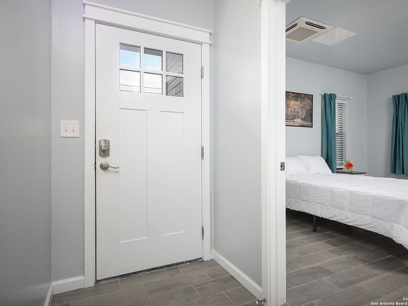 4th image of 912 Dawson St #101