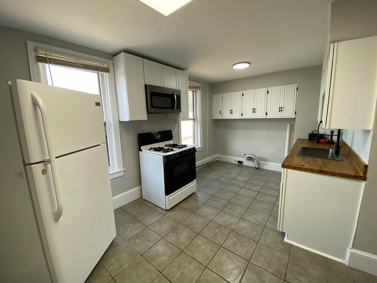 2 bed, 750 sqft, $875 — Photo 2