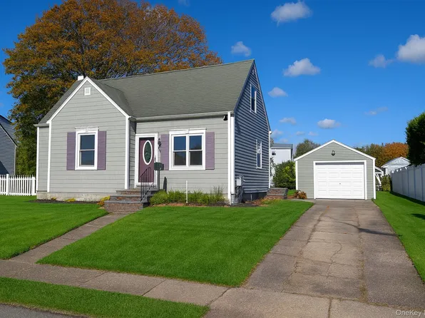 1221 Jackson Avenue, Lindenhurst, NY 11757