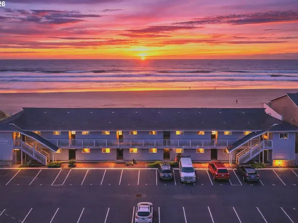 137 S Pacific St APT 13, Rockaway Beach, OR 97136