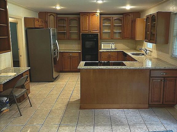 3rd image of 5812 Deblyn Ave