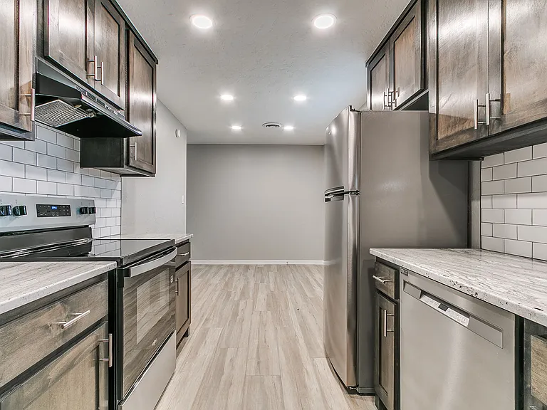 202 Thompson Dr — Photo 9