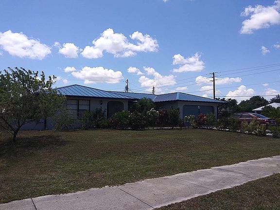 3rd image of 302 SE Thornhill Dr