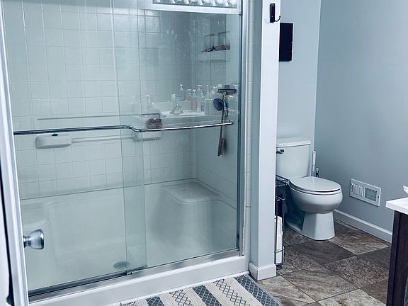 Master Bathroom (attached to master bedroom)