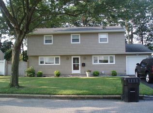 10 Richmond St, Islip, NY 11751