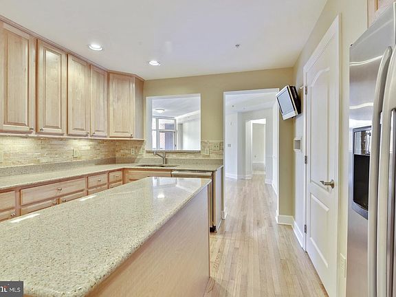 5th image of 502 W Broad St APT 310
