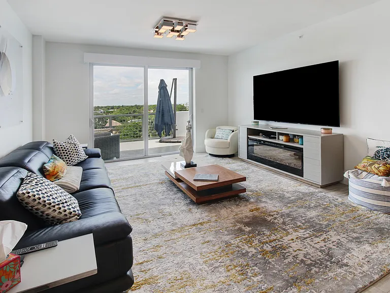 236 SE 5th Ave #410 — Photo 9