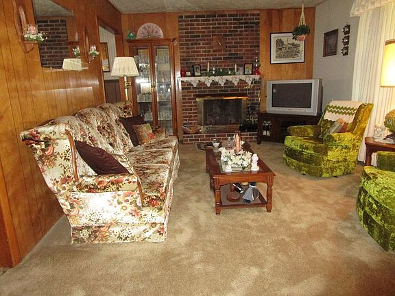 3rd image of 809 Meadow Ln