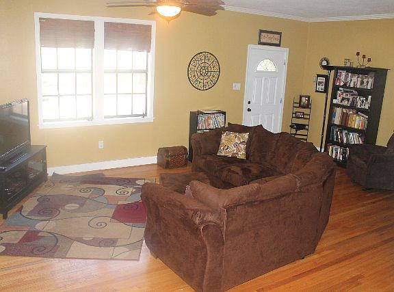2nd image of 1408 Wisteria Dr