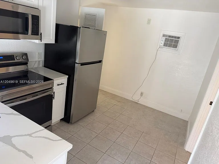 219 SW 21st Ave #5 — Photo 9
