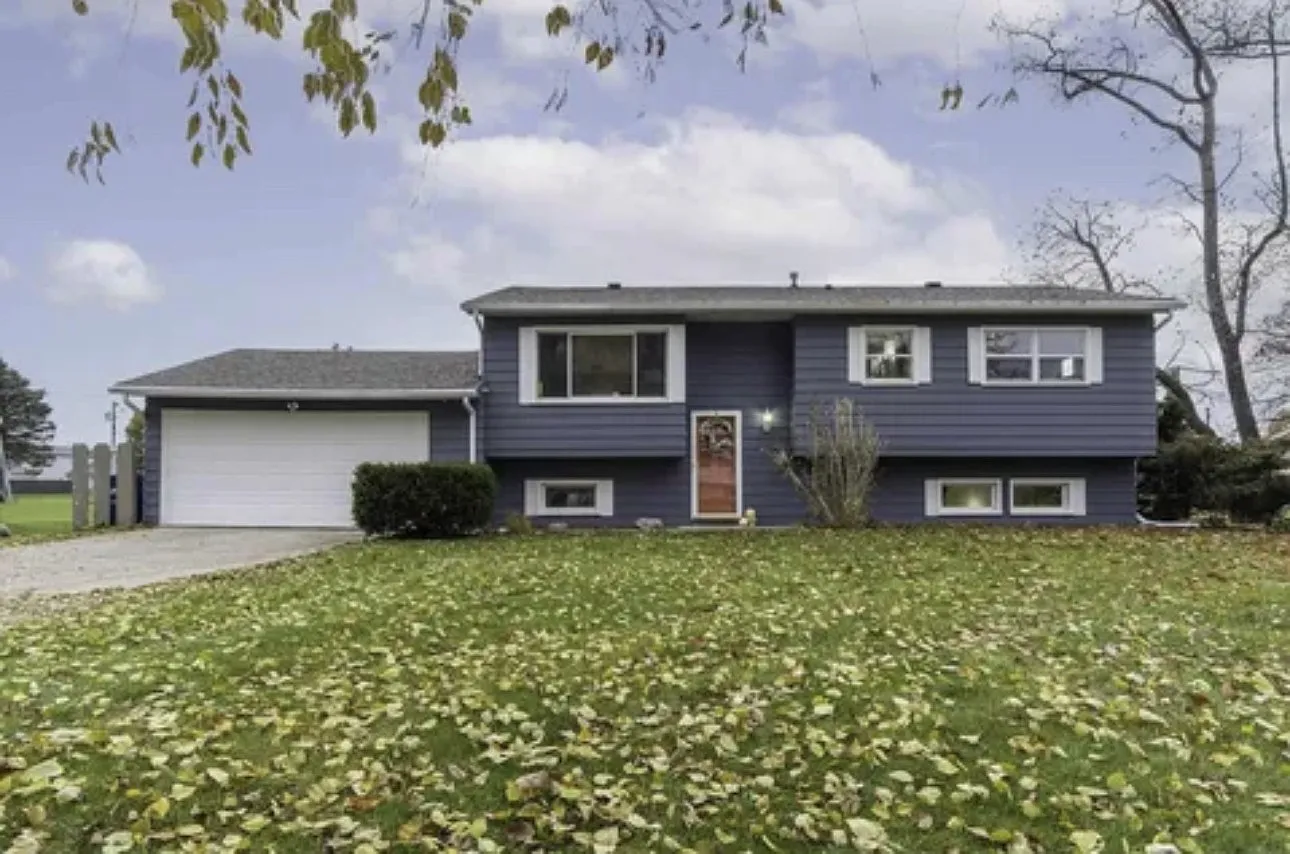 4 bed, 1988 sqft, $2,300 — Photo 1