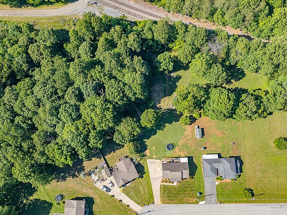 4th image of 850 Topeka Dr