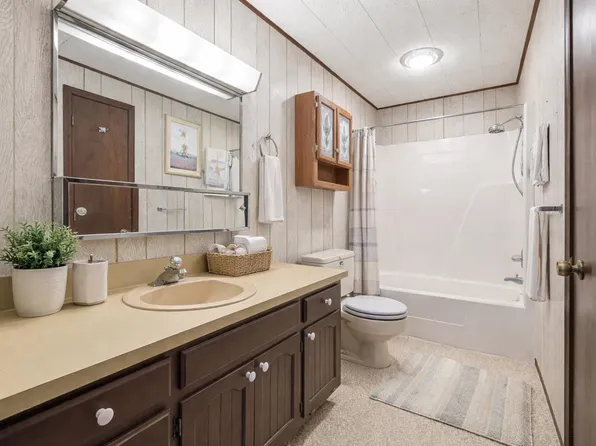 690 E 635 S, Wolcottville, IN 46795