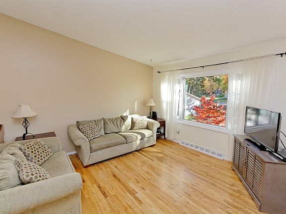 3rd image of 10 Mystic Ln