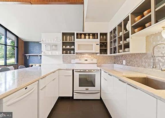 4th image of 10903 Belmont Blvd