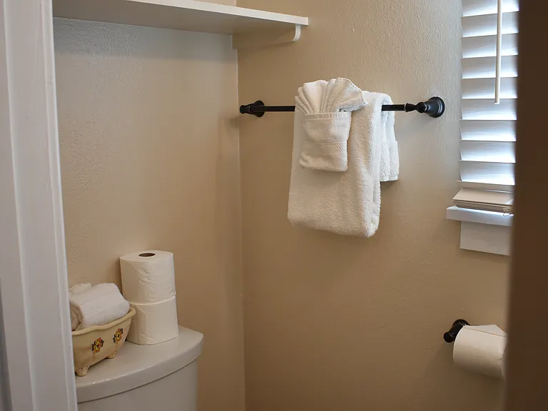 1/2 bath in front bedroom