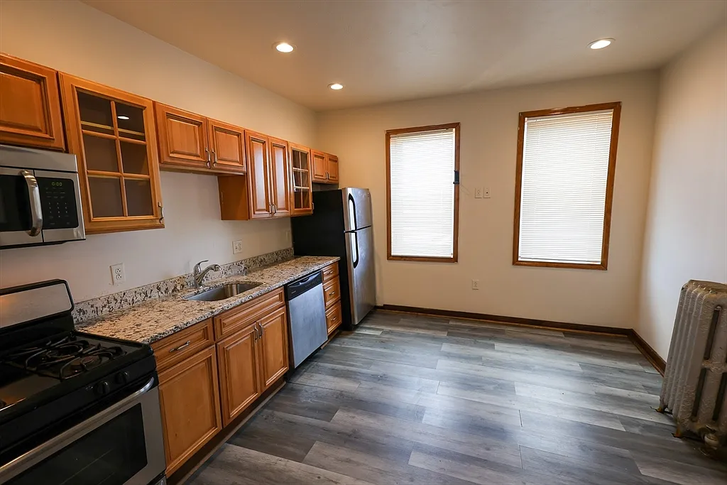 2 bed, 1.0 bath, 900 sqft, $2,800 — Photo 1