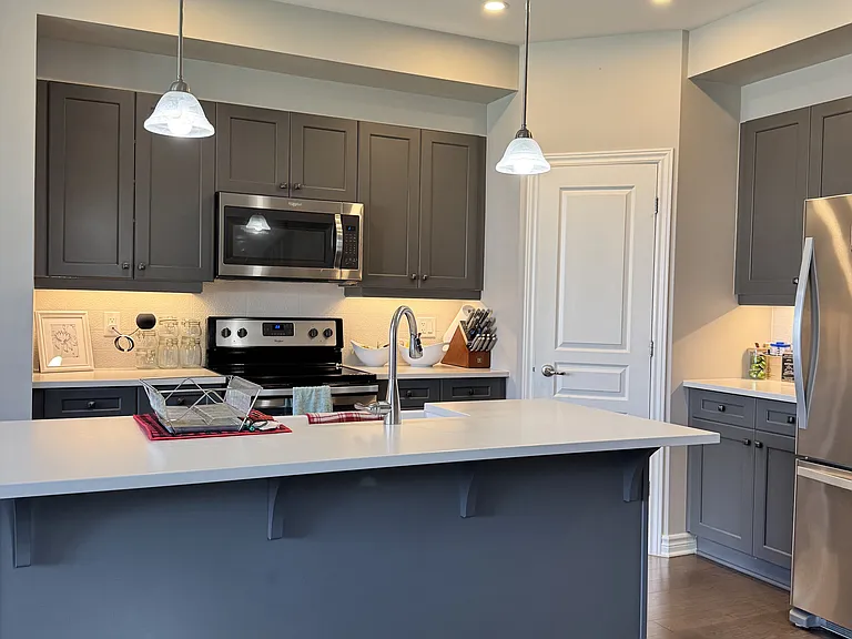 1162 Beckett Cres — Photo 3