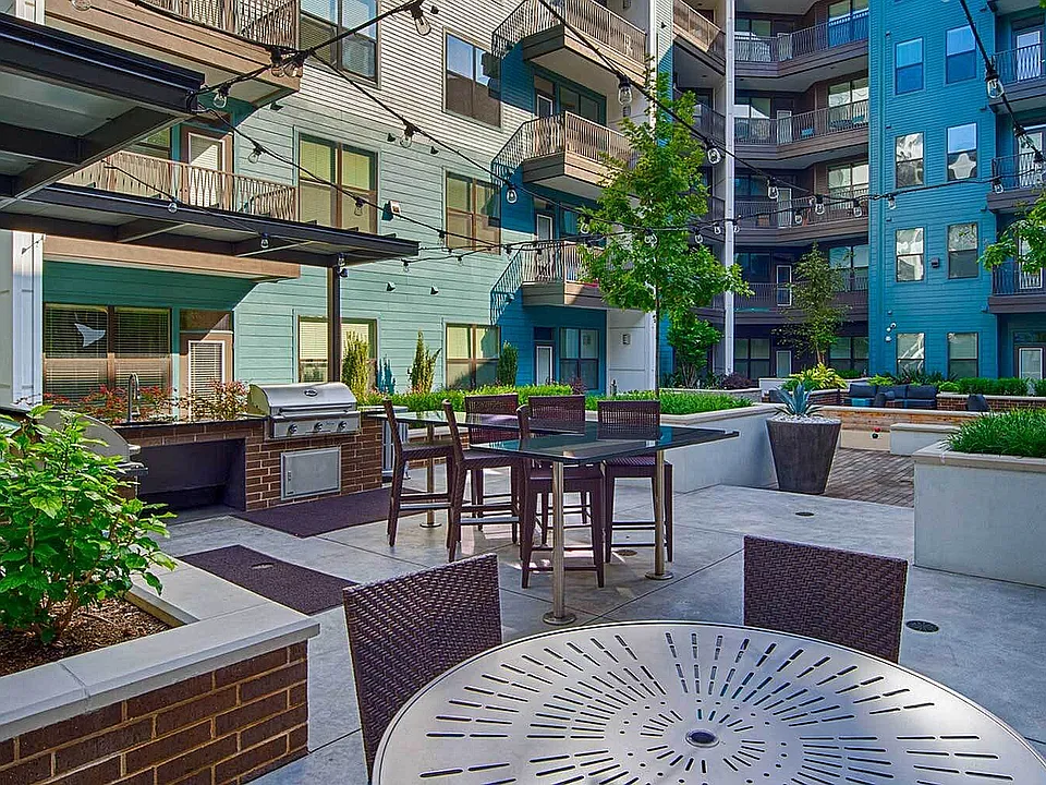 PearlWashington_ext_grill-2