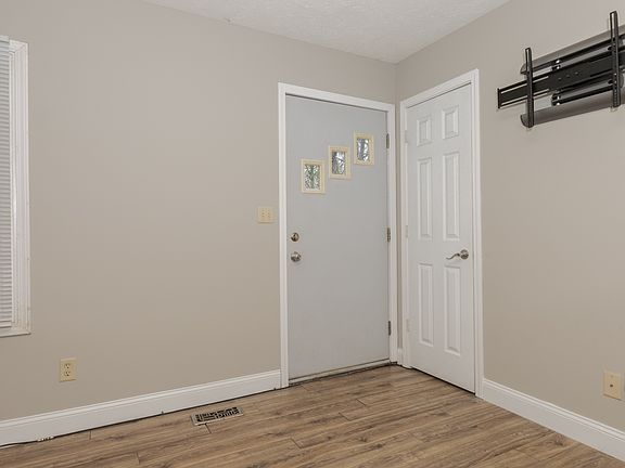 5th image of 1407 Essex Ct