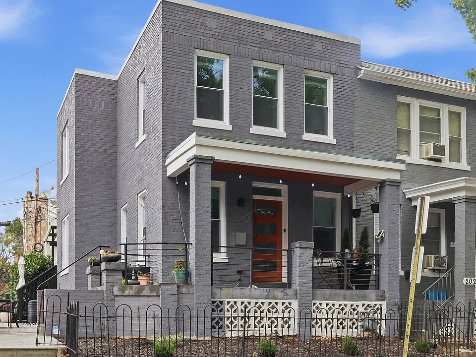 200 Cromwell Ter NE