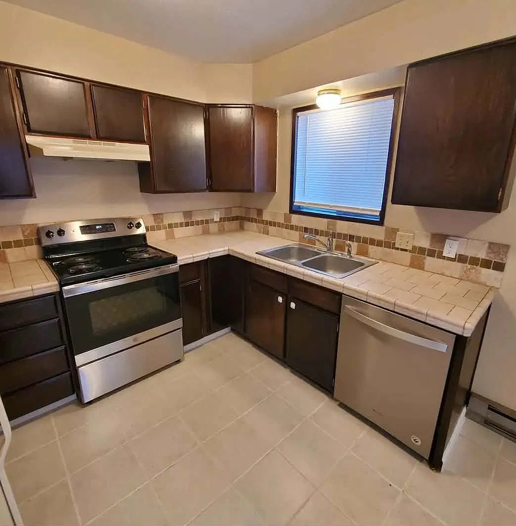 3 bed, 2.5 bath, 1100 sqft, $1,350 — Photo 1