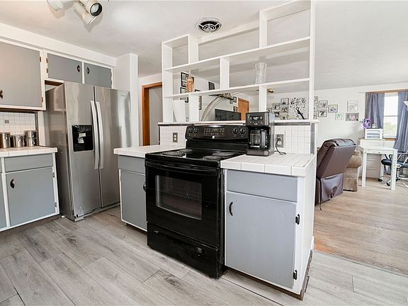 5th image of 333 Hazelhurst Ave
