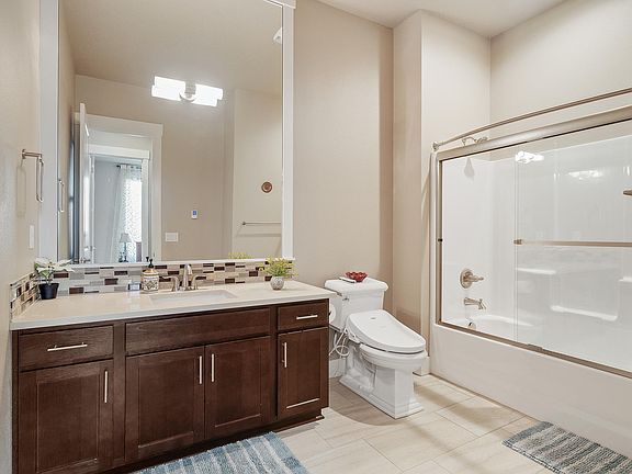 Main level full bath