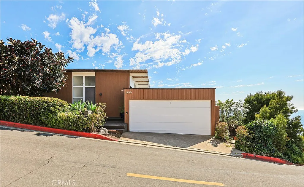 3 bed, 2.5 bath, 2100 sqft, $14,900 — Photo 2