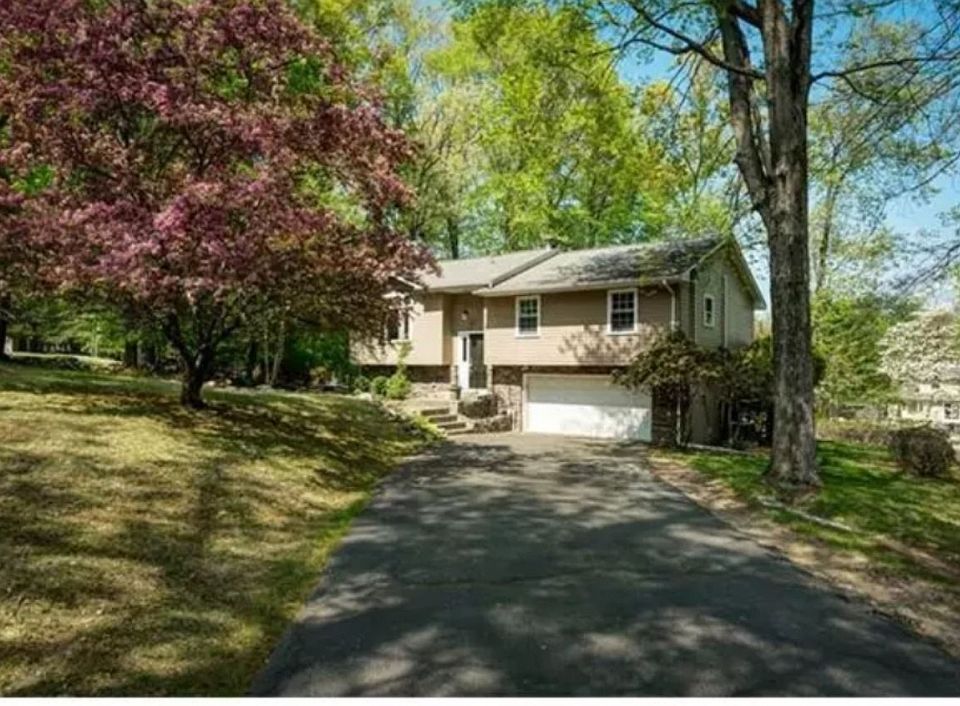 1st image of 19 Hidden Hills Dr