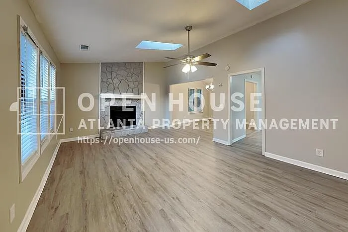 3 bed, 2.0 bath, 2010 sqft, $2,300 — Photo 3