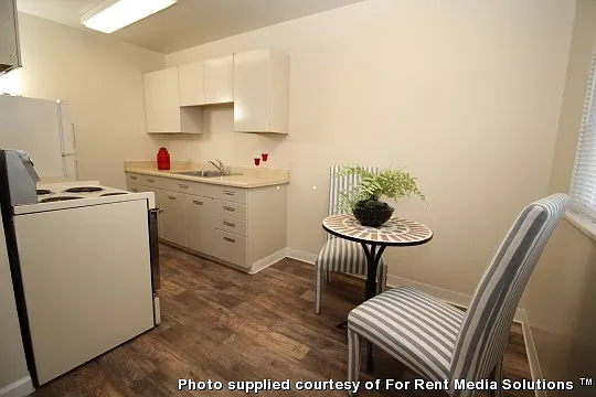 Marin Royal Apartments LLC — Photo 3