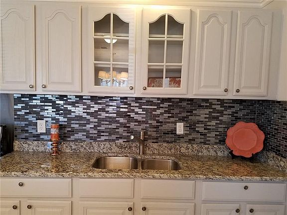 3rd image of 2966 S Glenbrook Dr