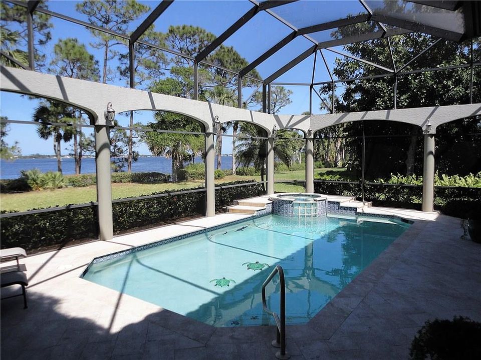 2nd image of 512 NW Winters Creek Rd