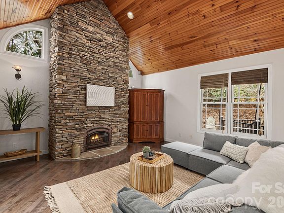 3rd image of 86 Oak Hollow Dr