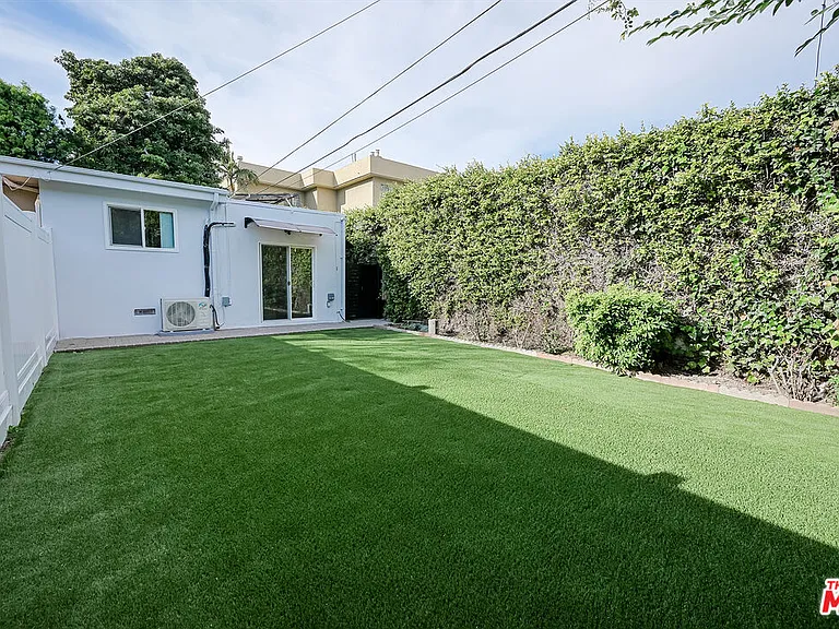 4424 Noble Ave — Photo 6