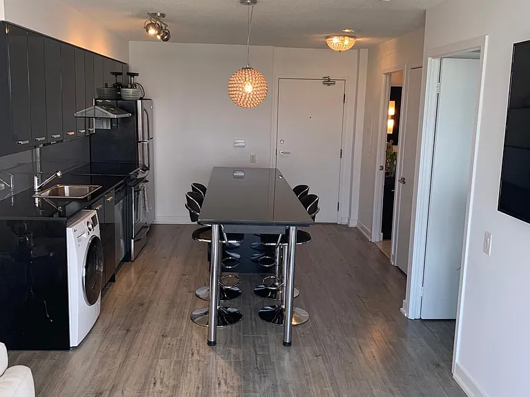 19 Singer Ct #1812 — Photo 2